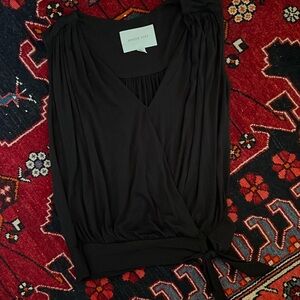 Amour vert sleeveless Simone V-neck top. true black gently used S